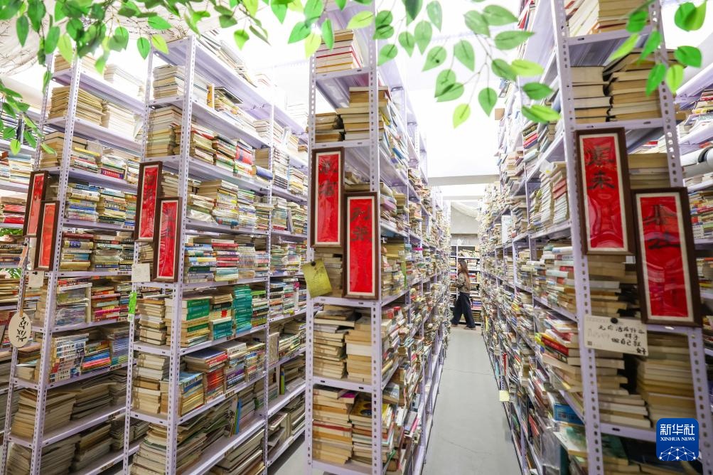 图片故事丨当旧书店遇上“主理人”：纸页虽旧，但通往未来的路常新