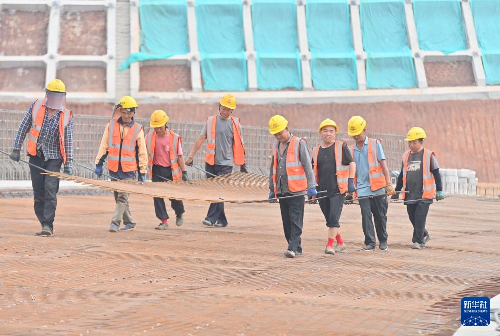 广西：柳覃高速春日施工忙