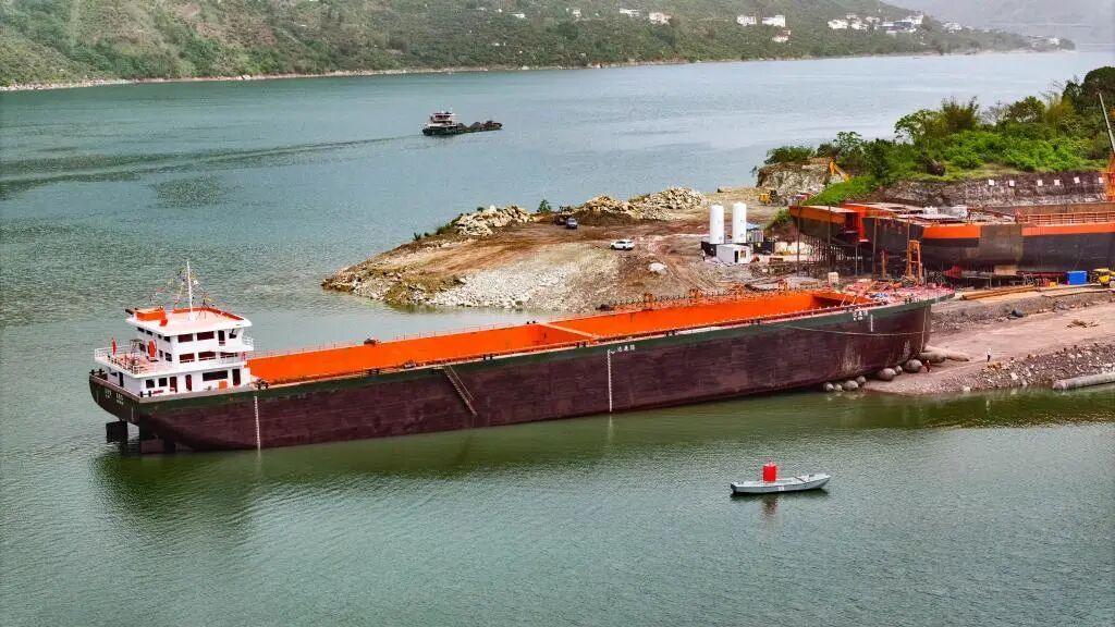 云南首艘万吨级新能源船舶，顺利下水！