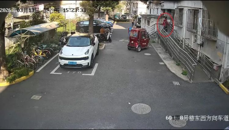 快递员偷走门口手机，结果手机自己“报警”了