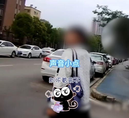 “我勇敢！”警车里，“小男子汉”边哭边给自己打气