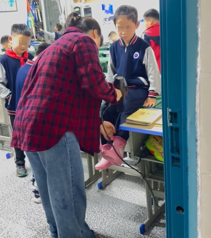 暴雨天学生衣裤打湿，娄底班主任一件件吹干被家长“偷拍”，当事人：教育就是教他们爱