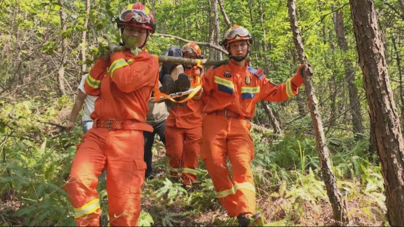 江西赣州：2名男子被树砸伤 消防徒步救援