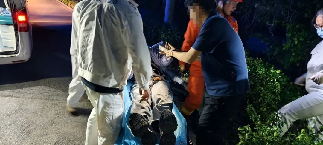 猫主人为救猫不慎被困 消防紧急处置助脱困