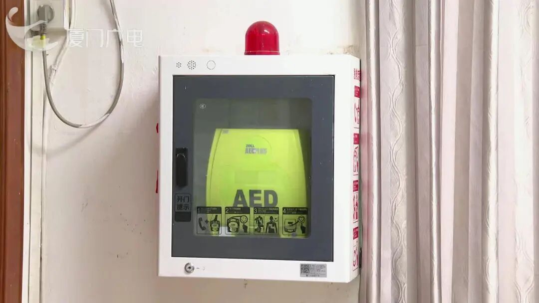 厦门高一女生突发心脏骤停，三名教师跪地争分夺秒抢回一条人命！校长：开学刚培训AED