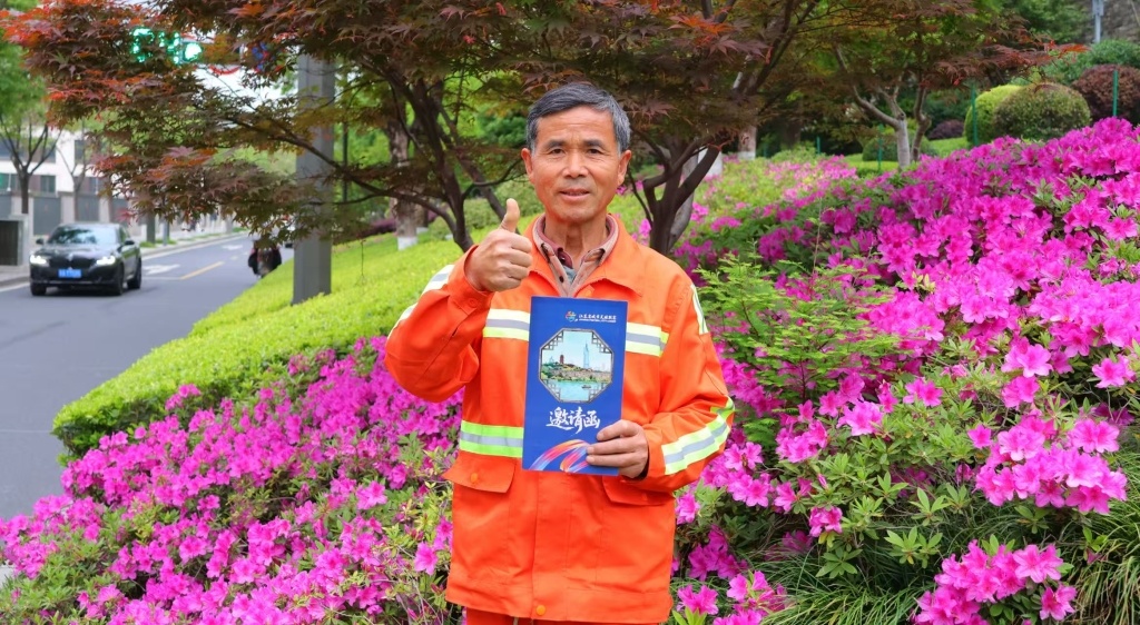 “最浪漫环卫工”用落樱当墨应援“苏超”，组委会邀其现场观赛