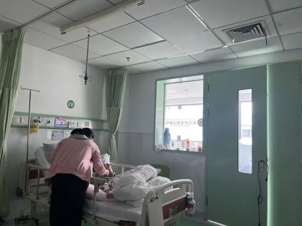 7岁男孩短短几天陷入呼吸衰竭，多处皮肤“黑化”…只因父母一个疏忽！医生提醒：这种病早期和感冒很像