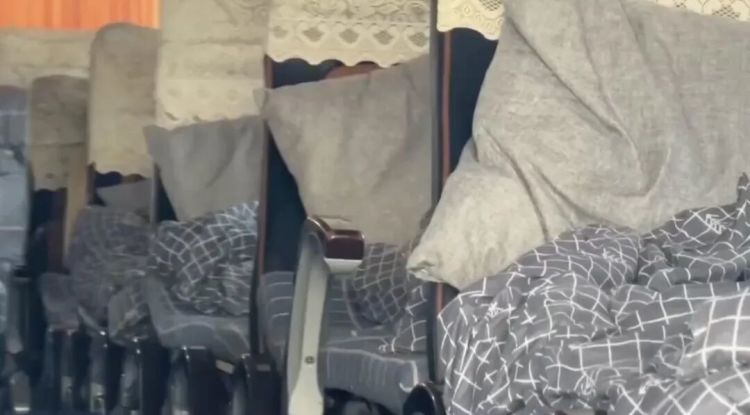 拆靠背、铺木板、盖被子……记者暗访“卧铺大巴”违规改装