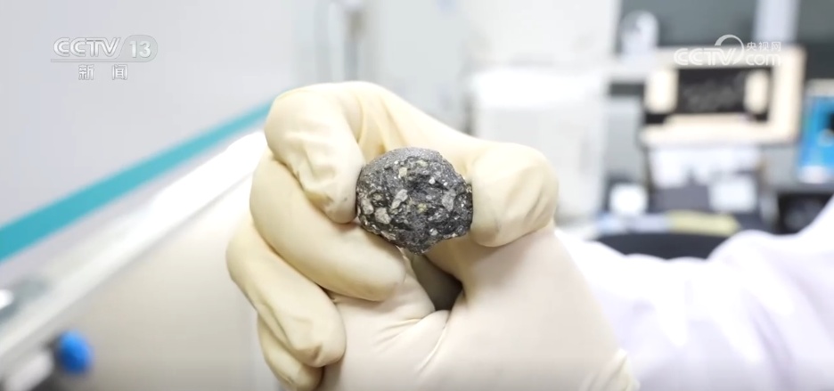 我国发现月球新矿物“铈镁嫦娥石” 中国式浪漫都藏进名字里