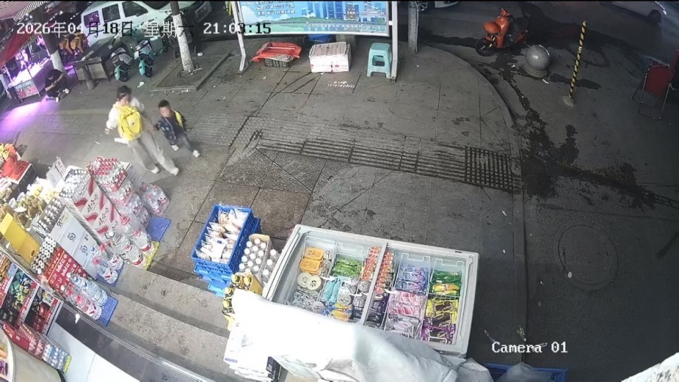 贵阳3岁男童走失，11岁女孩买糖哄去派出所，男童父母到其学校致谢