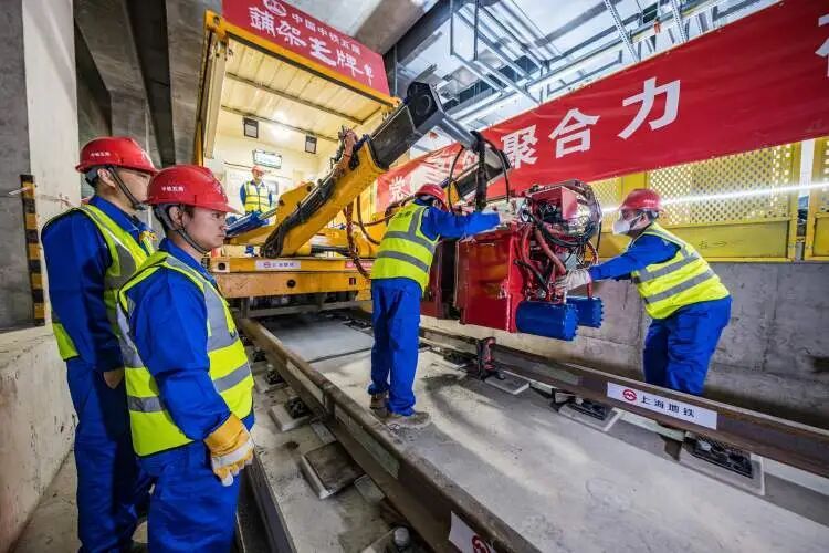 30分钟直达金桥、1小时通达人民广场！崇明线全线轨道贯通，力争今年年底建成