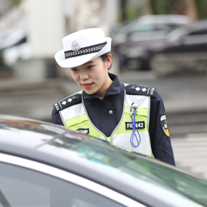 路遇交通事故 正在吃饭的女辅警扔下碗筷就冲了出去