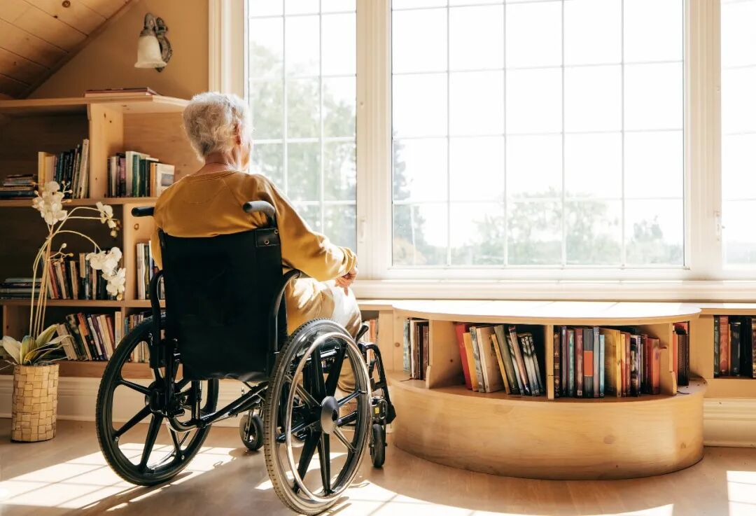 "妈,我来照顾您!"上海一女子拿走母亲121万,转头把她送进养老院!法院判了