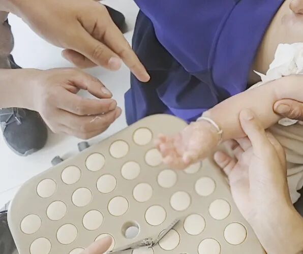 老人烫伤后戒指卡住肿胀手指 消防十分钟精准剪切