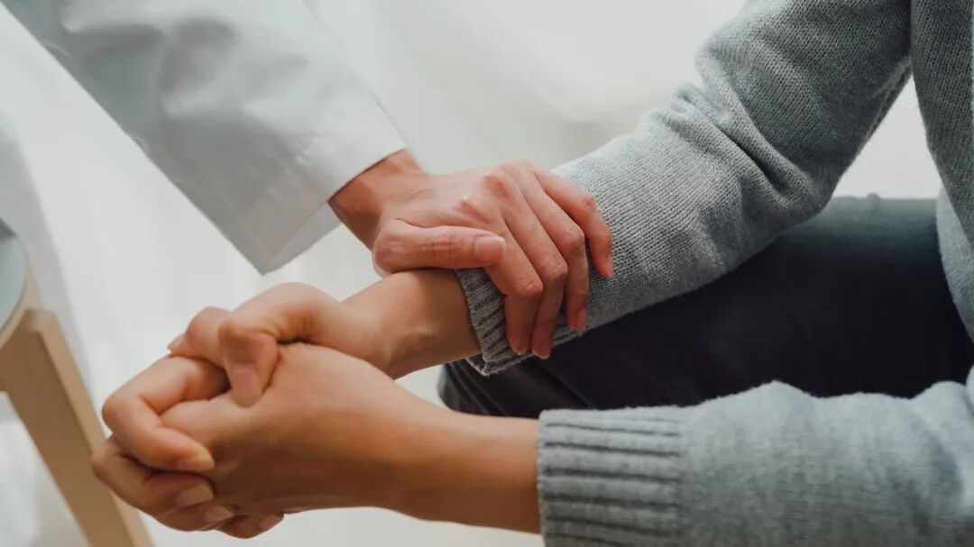 "妈,我来照顾您!"上海一女子拿走母亲121万,转头把她送进养老院!法院判了