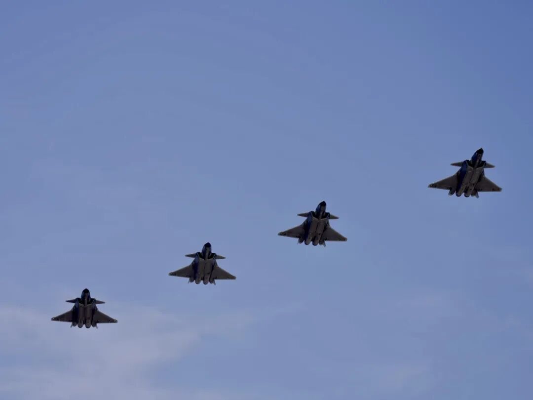 回家了！最高礼遇迎接！这段空地对话，听得泪目