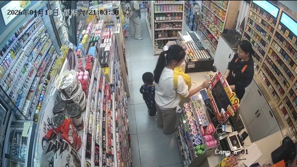 贵阳3岁男童走失，11岁女孩买糖哄去派出所，男童父母到其学校致谢