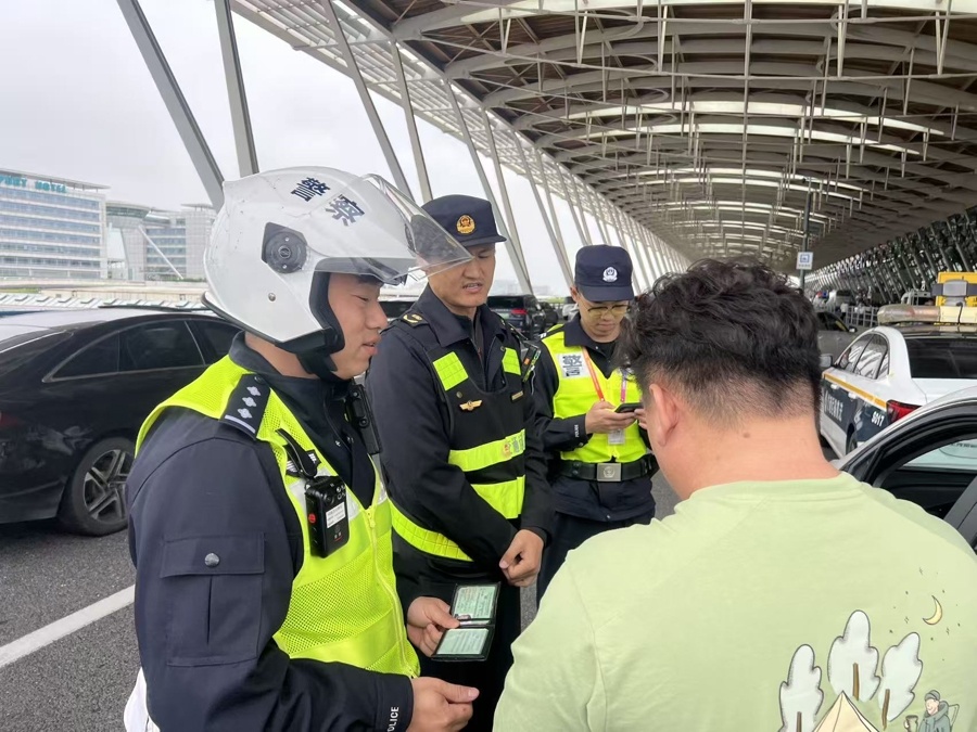 上海机场警方严厉打击出租车驾驶员“恶意甩客”违法行为