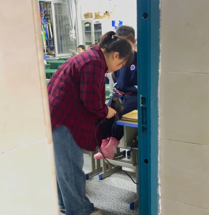 暴雨天学生衣裤打湿，娄底班主任一件件吹干被家长“偷拍”，当事人：教育就是教他们爱