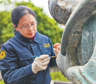 从门外汉到专家，她给千年石刻 “看病”