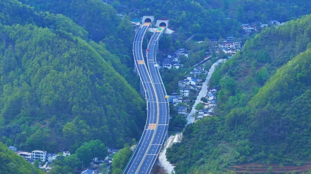 甘肃一高速公路即将通车运营