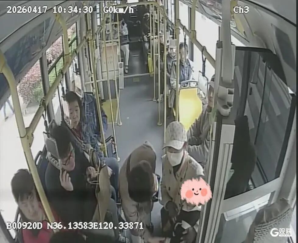 “我要找奶奶”，青岛一迷路幼童登上了公交车，满脸慌张……