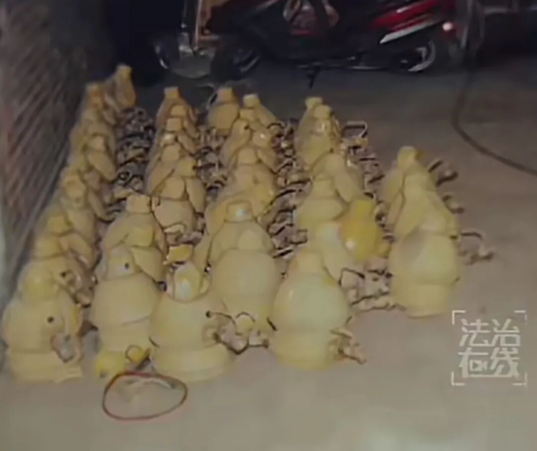 男子盗卖机场114盏引航灯，导致航班延误、备降、返航，潜逃23年后被抓获