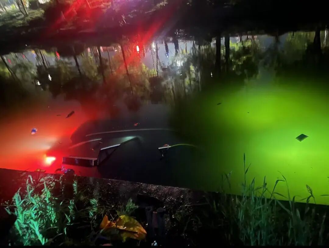 事发杭州！一小车意外坠河，杭州民警徒手砸开玻璃救出被困男子