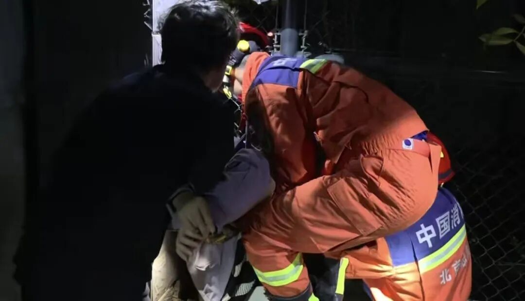 猫主人为救猫不慎被困 消防紧急处置助脱困