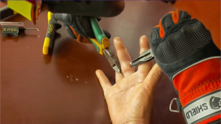 老人烫伤后戒指卡住肿胀手指 消防十分钟精准剪切