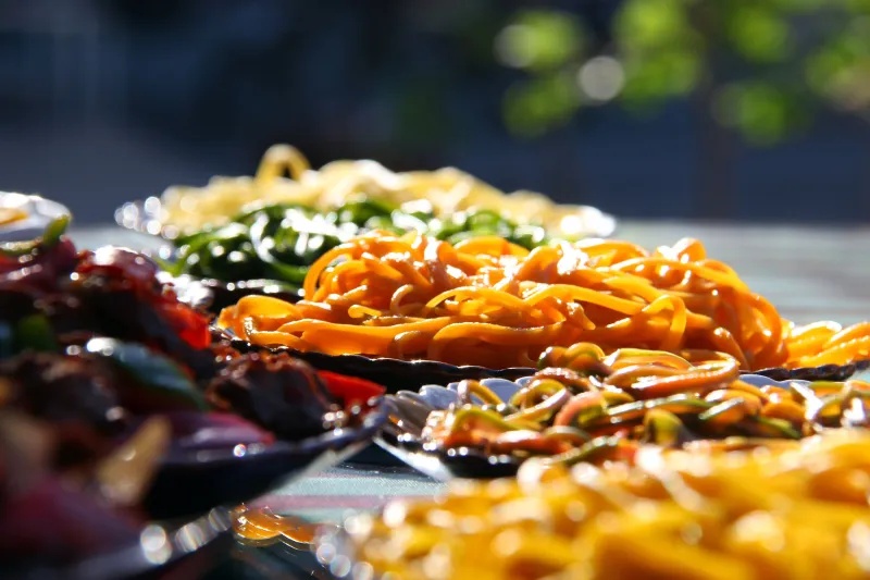 吴京推荐新疆特色美食吃法！撒贝宁犀利点评：哪儿都不挨哪儿