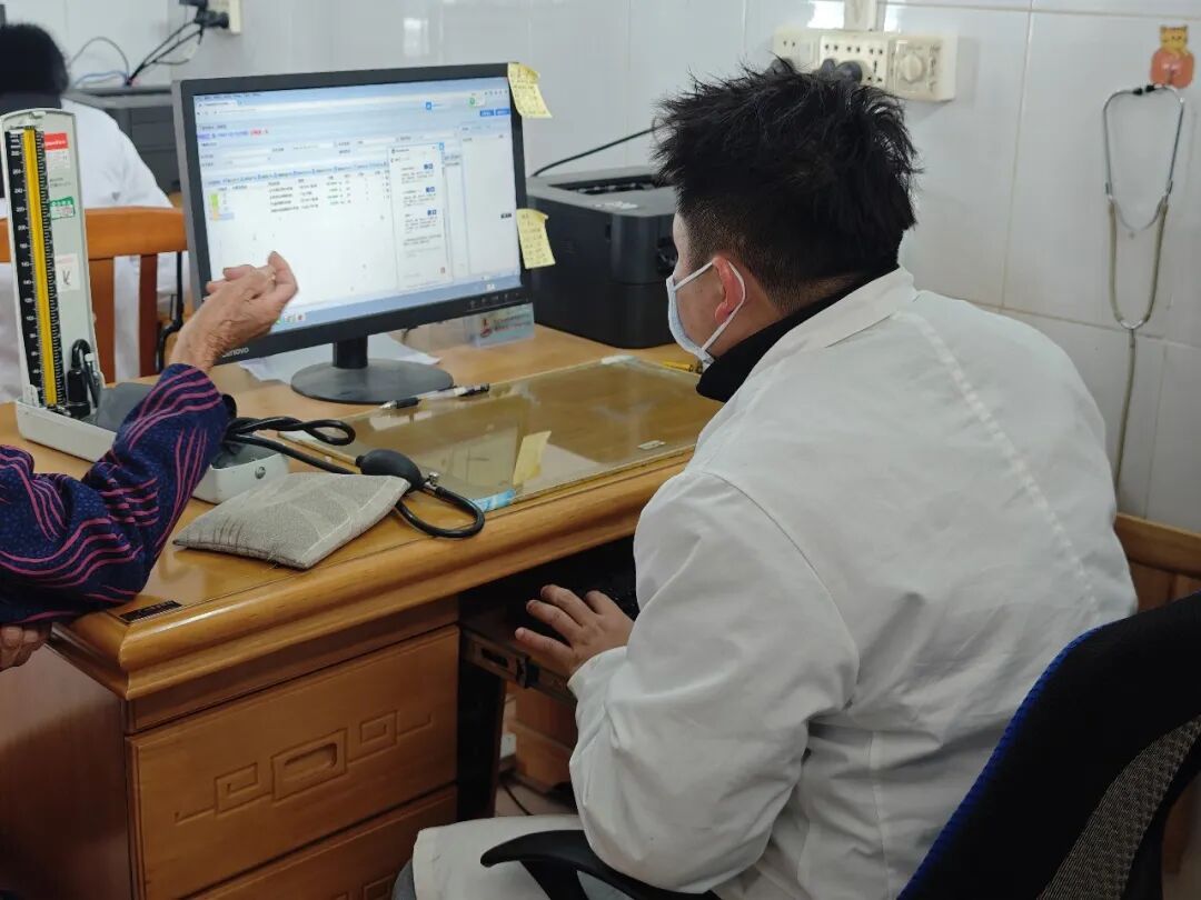 当AI跑进县城医院当“实习医生”，究竟是帮了大忙还是帮倒忙？