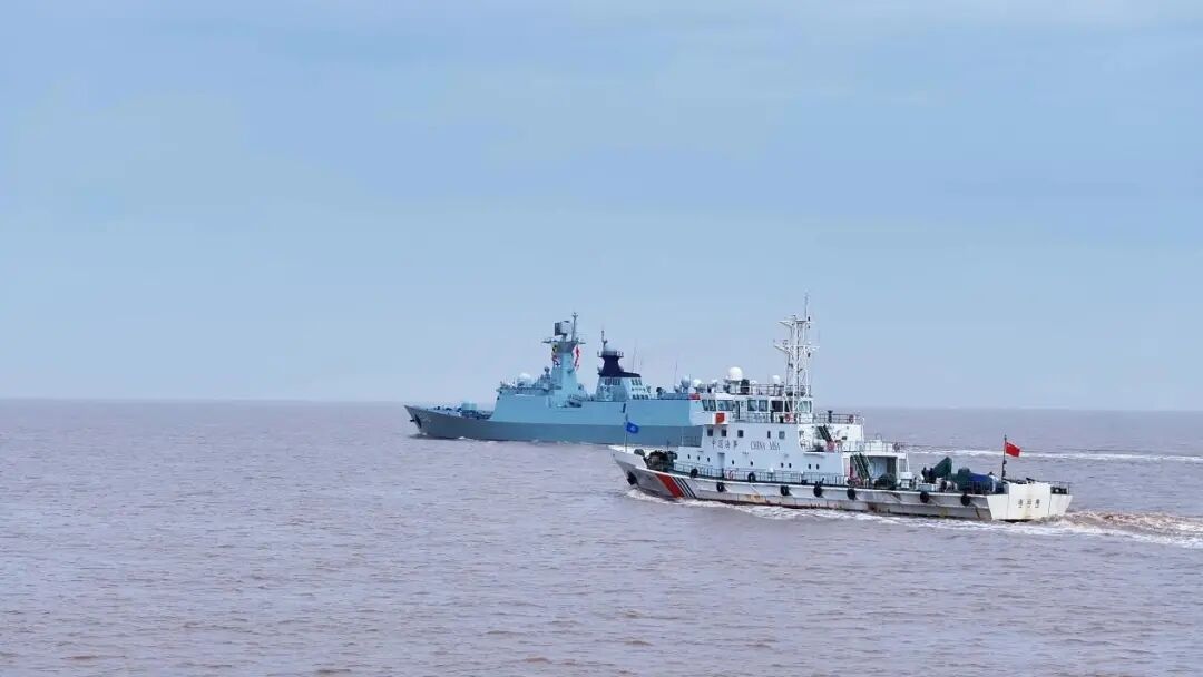 到家了！盐城舰首次荣归故里，“苏超”盐城队最强应援已就位！