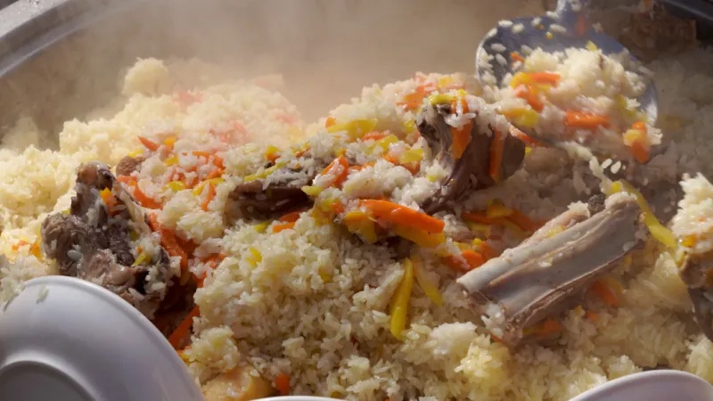 吴京推荐新疆特色美食吃法！撒贝宁犀利点评：哪儿都不挨哪儿