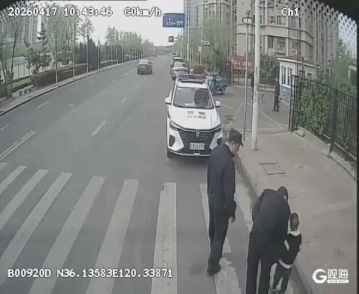 “我要找奶奶”，青岛一迷路幼童登上了公交车，满脸慌张……