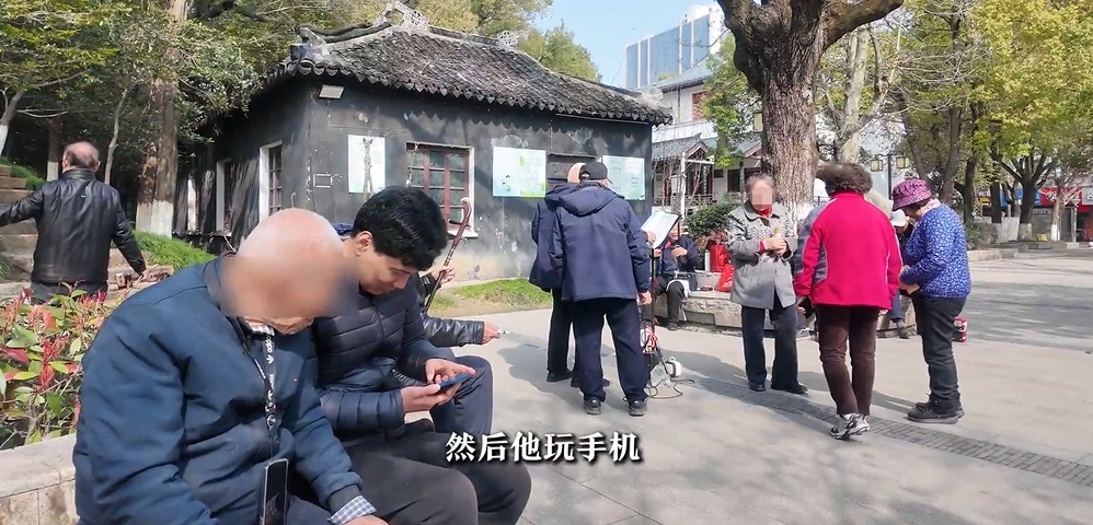 化妆一天接100多单，摆摊日销千份……这些工作收入可观，引发全网热议