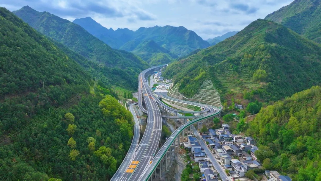 甘肃一高速公路即将通车运营