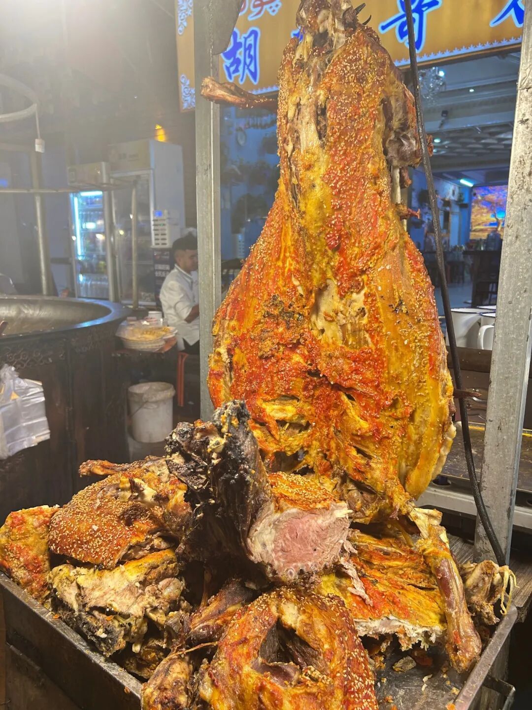 吴京推荐新疆特色美食吃法！撒贝宁犀利点评：哪儿都不挨哪儿