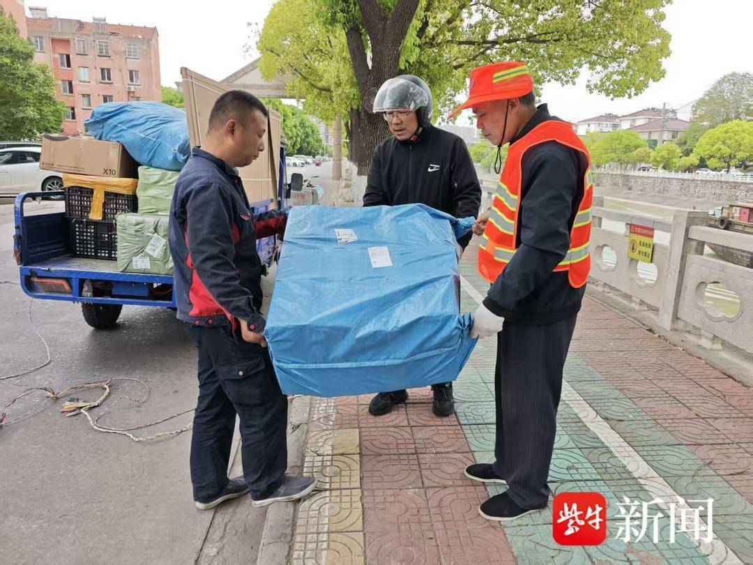 快递包裹不慎遗失，环卫工人及时归还一大包鞋子