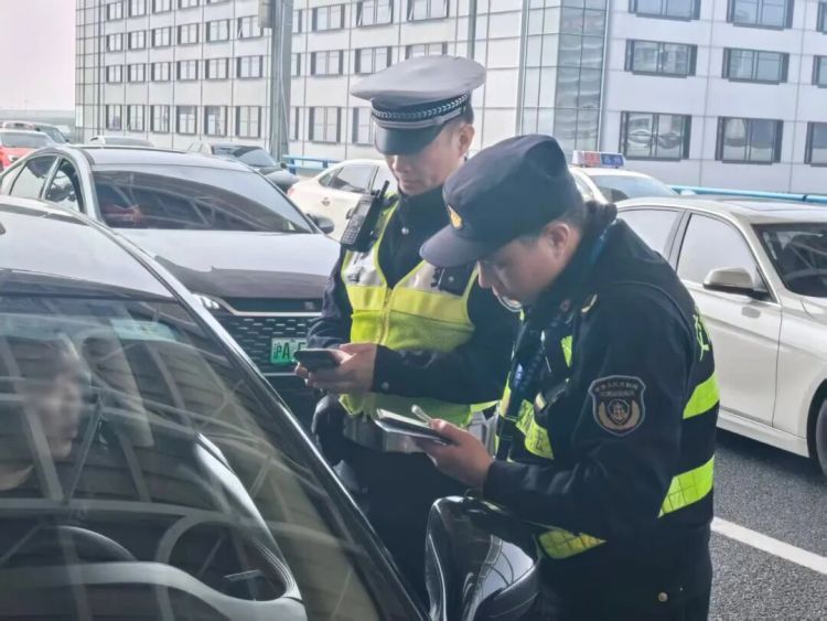 上海浦东机场有人通过非正规方式开具出租车发票？警方回应来了！