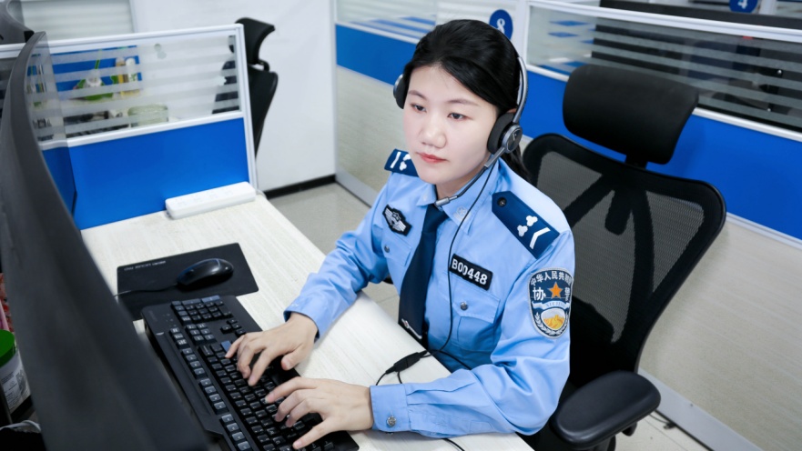 “想哭就哭吧……”雨夜河边，110接警员6分钟劝回22岁小伙