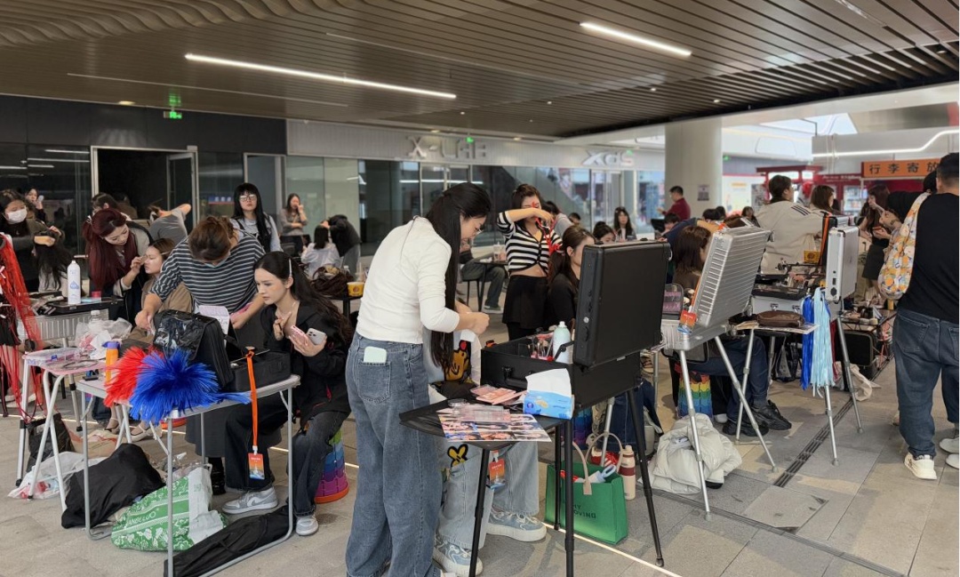 化妆一天接100多单，摆摊日销千份……这些工作收入可观，引发全网热议