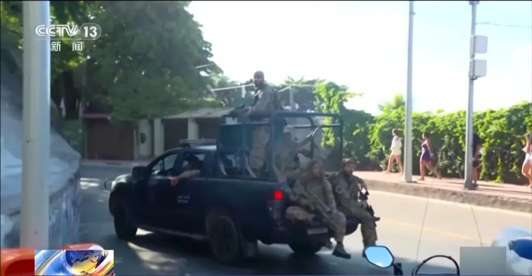 巴西警方扫毒时与贩毒团伙爆发枪战，致200多名游客被困知名景点山顶