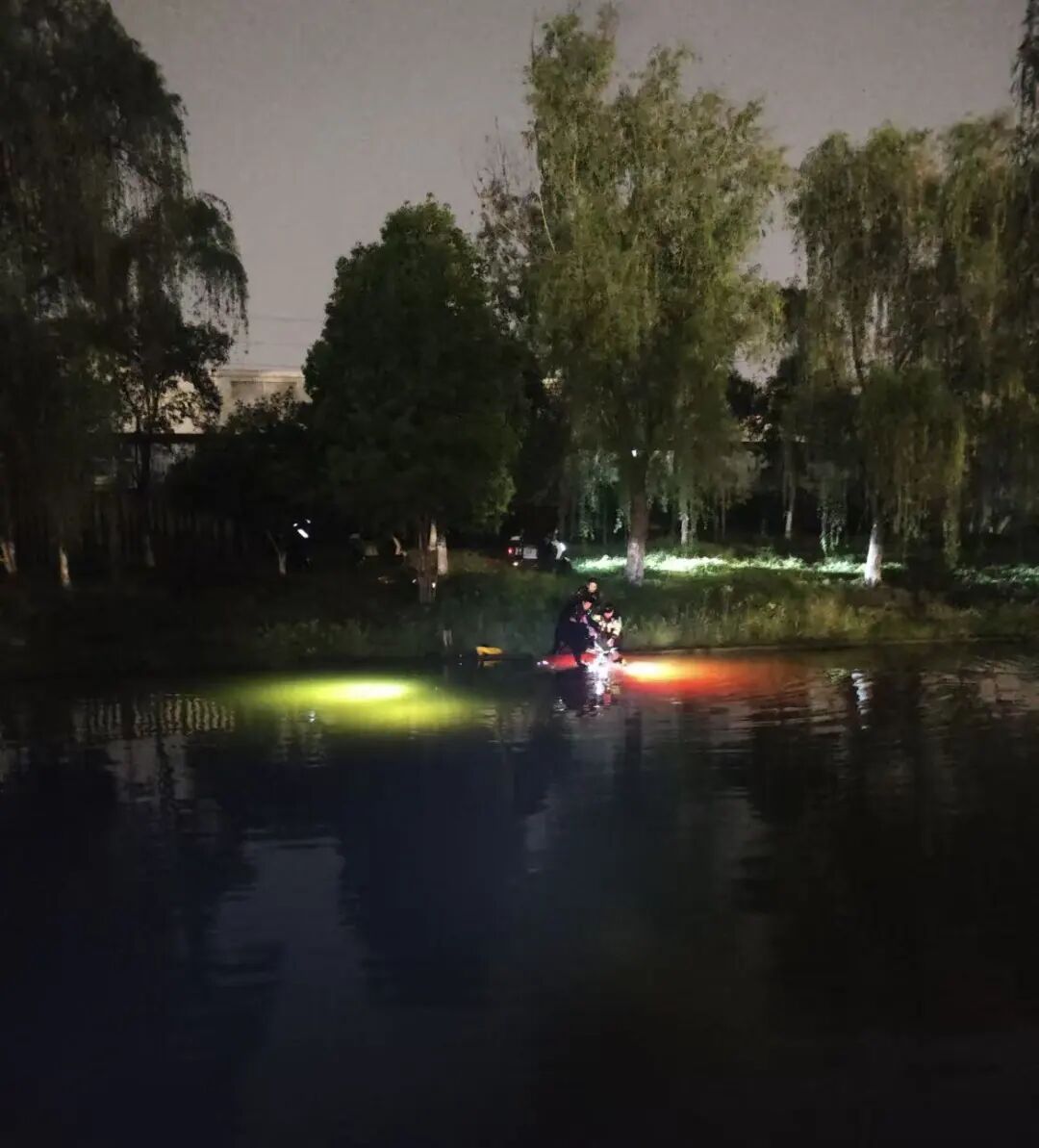 事发杭州！一小车意外坠河，杭州民警徒手砸开玻璃救出被困男子