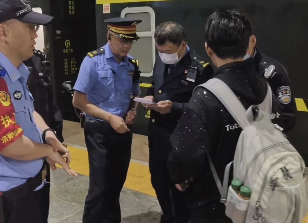 离家出走！14岁男孩偷偷跑出去见网友……