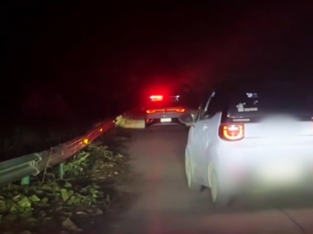 漆黑乡道，车灯突然“罢工”...无助之际，她遇到了“爱管闲事”的他们