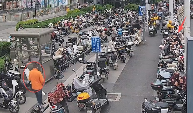 这个辅警好样的！陪家人逛街“顺手”抓了个贼