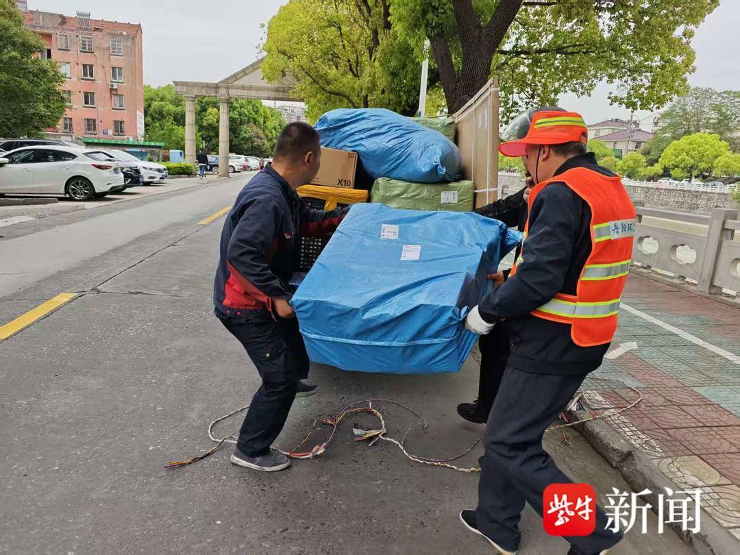 快递包裹不慎遗失，环卫工人及时归还一大包鞋子