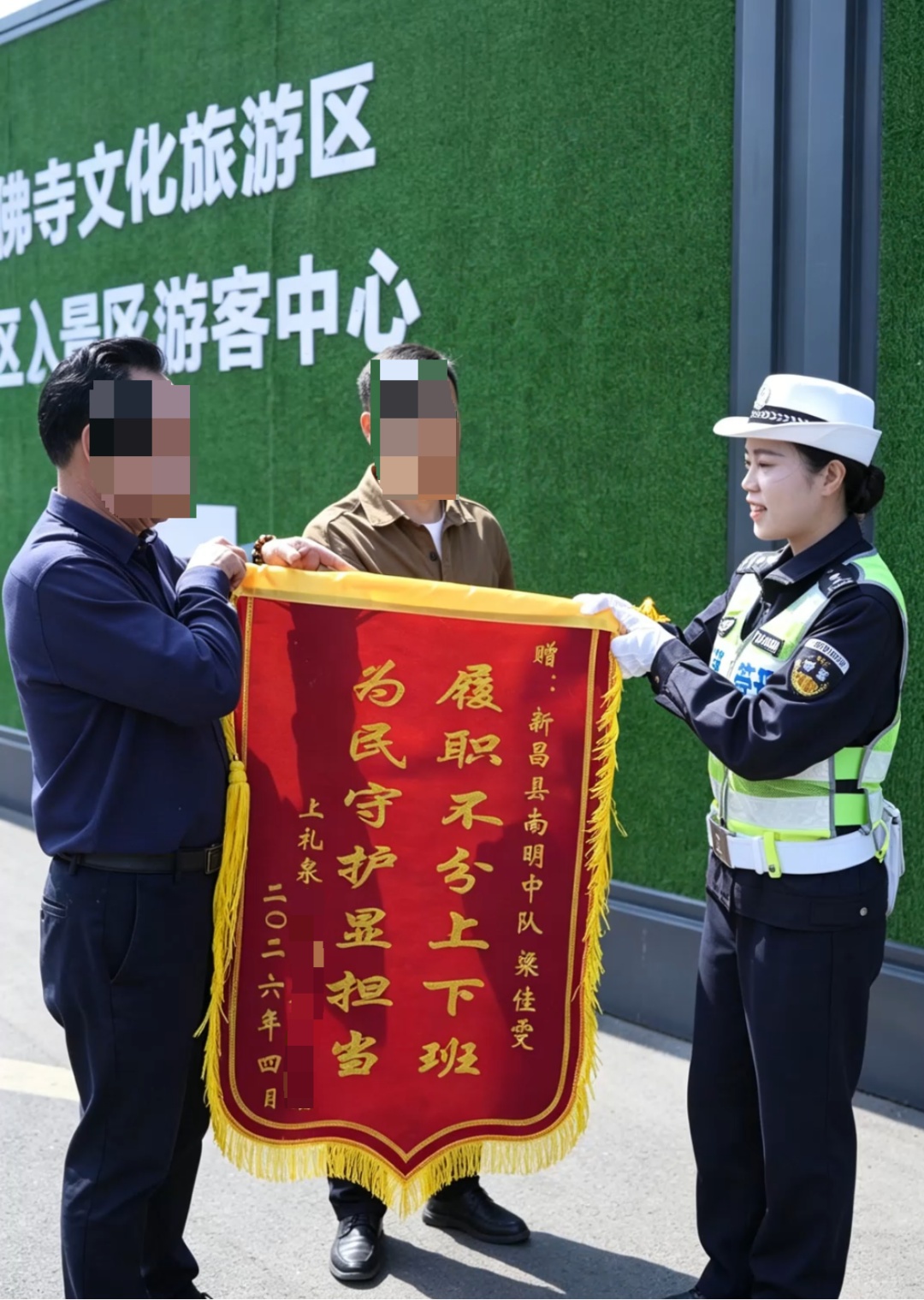 路遇交通事故 正在吃饭的女辅警扔下碗筷就冲了出去