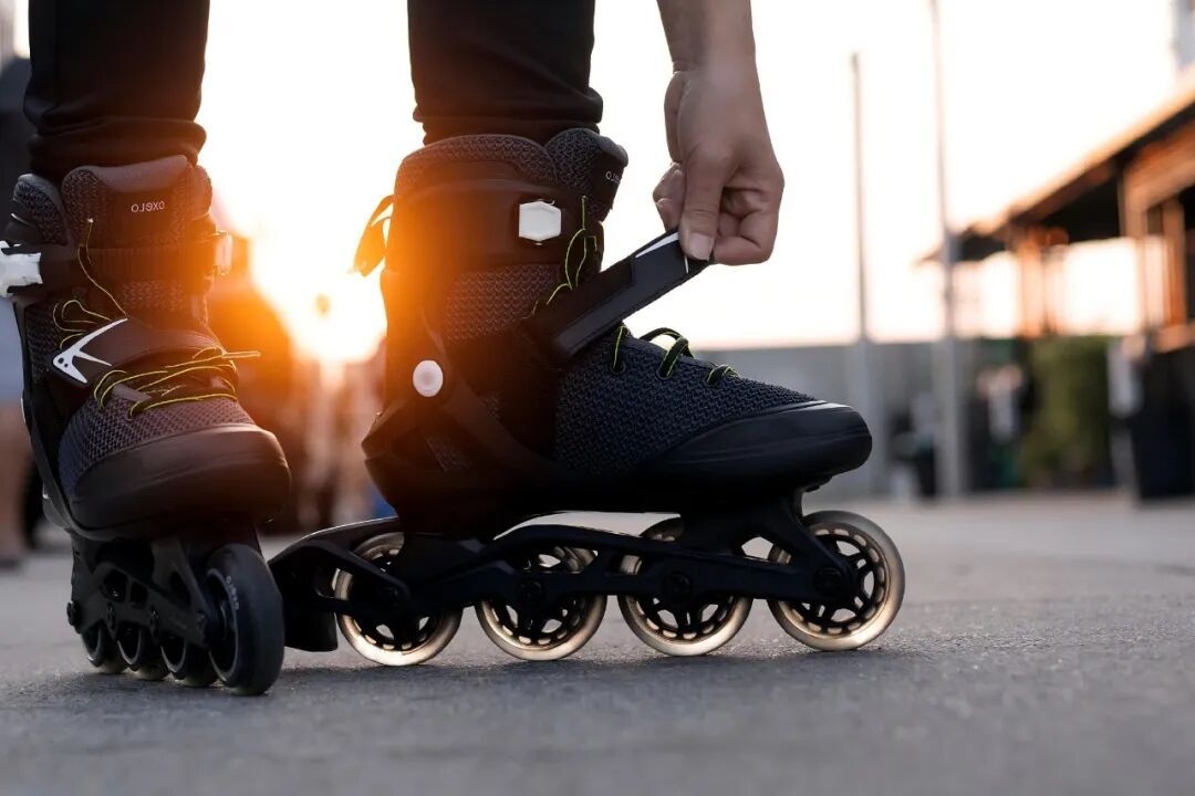 顾客在俱乐部玩轮滑时摔倒致骨折，安全提示能否让经营者免责？